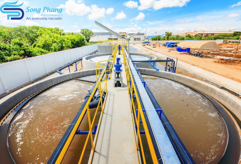 bể nén bùn trong xử lý nước thải